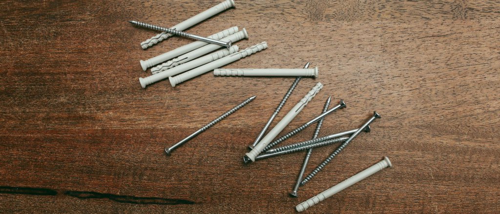 Bien fixer son meuble transformable : rails, chevilles et équerres