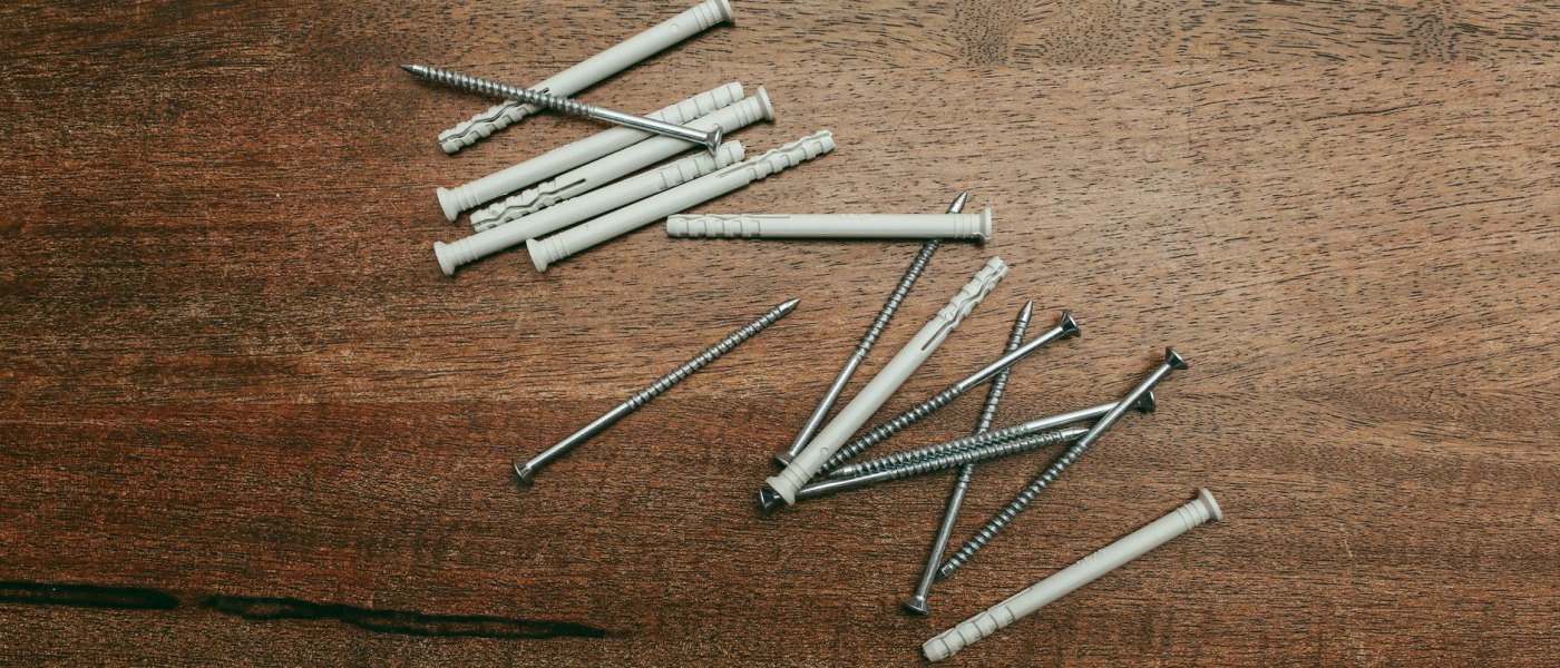 Bien fixer son meuble transformable : rails, chevilles et équerres